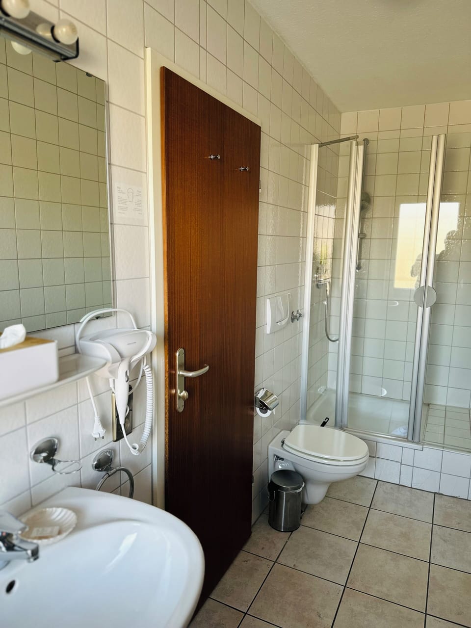 Classic Single Room, Balcony, Courtyard View | Bathroom | Shower, rainfall showerhead, free toiletries, hair dryer