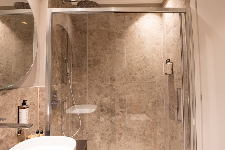 Deluxe Double or Twin Room, Garden View | Bathroom | Shower, hair dryer, slippers, bidet