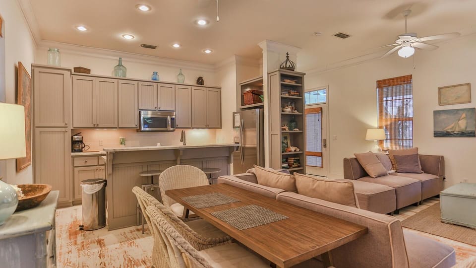 House, Multiple Beds (Conch Cottage) | Interior