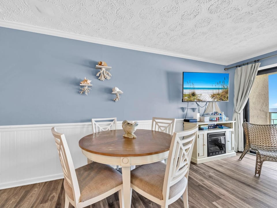 Condo, 1 King Bed with Sofa bed (Crystal Villas 6A) | Dining