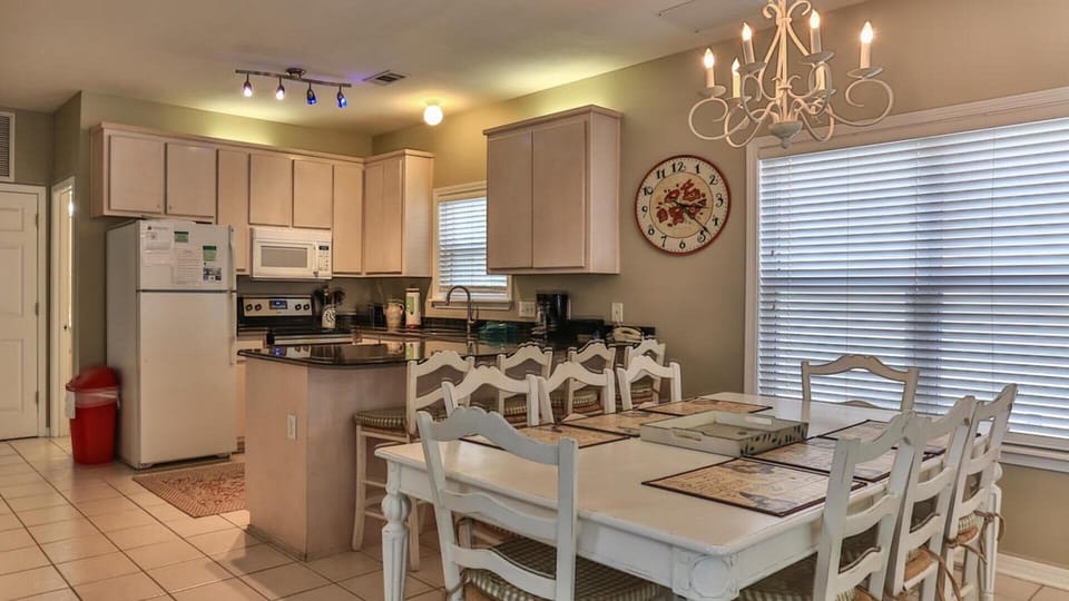 House, Multiple Beds (Biglows Bungalow) | Dining