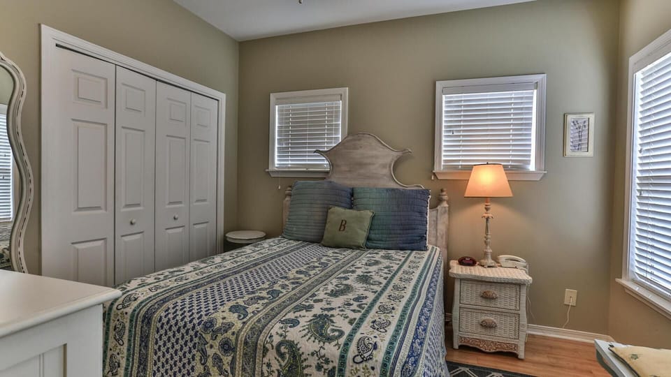 House, Multiple Beds (Biglows Bungalow) | 4 bedrooms, iron/ironing board, free WiFi, bed sheets