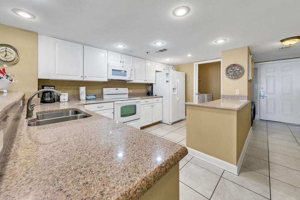 Condo, Multiple Beds, Ocean View (Destin Towers 102) | Private kitchen | Oven, toaster