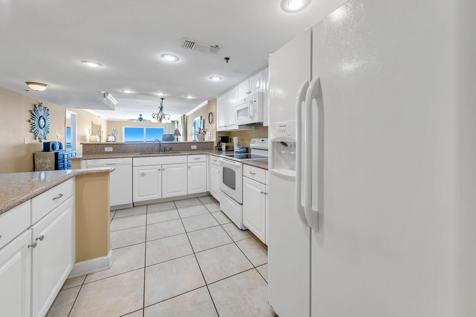 Condo, Multiple Beds, Ocean View (Destin Towers 102) | Private kitchen | Oven, toaster