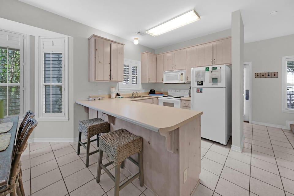 House, Multiple Beds (Pops Place) | Private kitchen | Oven, toaster