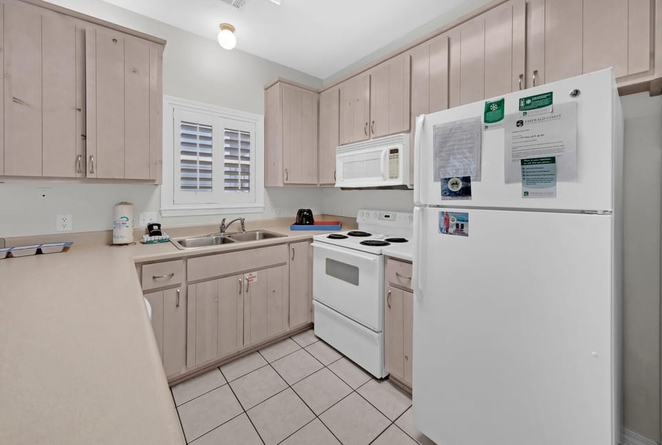 House, Multiple Beds (Pops Place) | Private kitchen | Oven, toaster