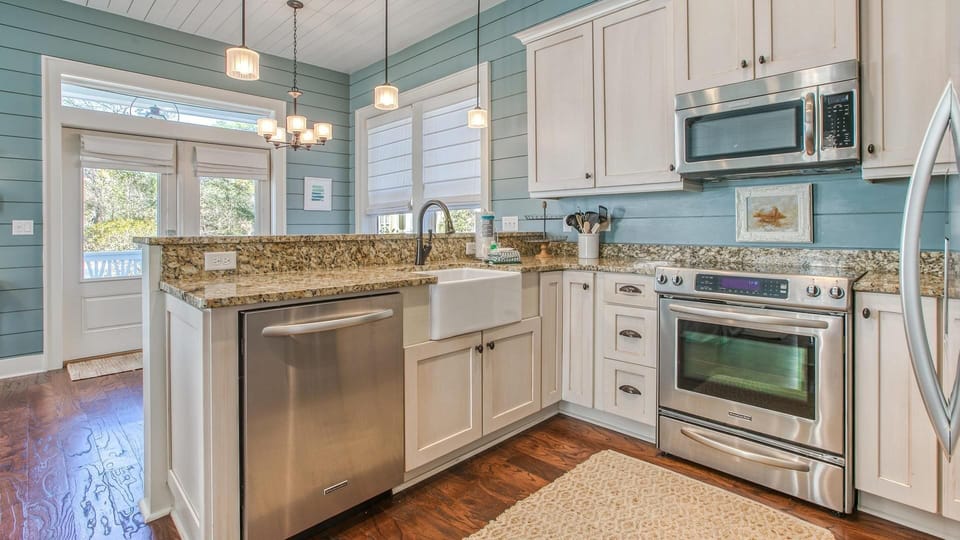 House, Multiple Beds (Shades of Blue) | Private kitchen | Oven, toaster