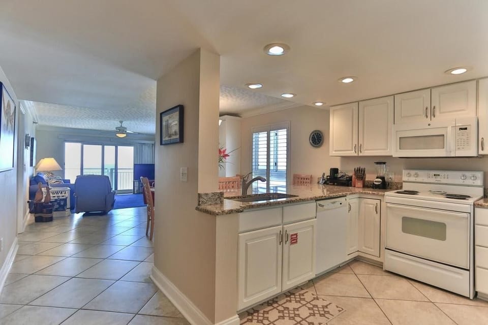 Condo, Multiple Beds, Ocean View (Destin Towers 143) | Private kitchen | Oven, toaster
