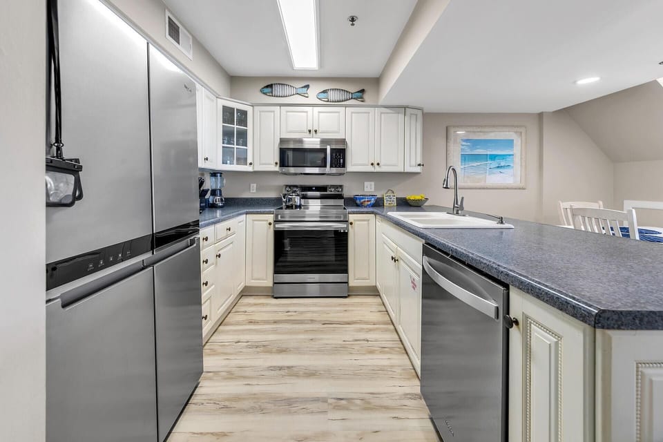 Condo, Multiple Beds (Commodores Retreat 402) | Private kitchen | Oven, toaster