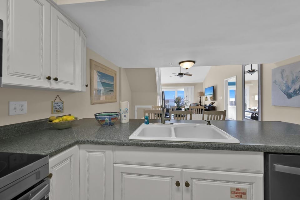 Condo, Multiple Beds (Commodores Retreat 402) | Private kitchen | Oven, toaster