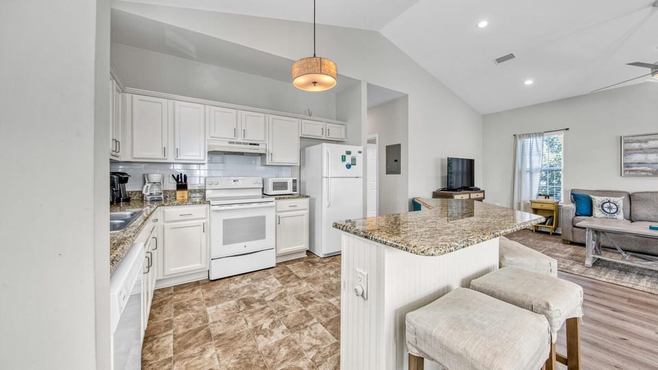 House, 1 King Bed with Sofa bed (Beach Bum Hideaway) | Private kitchen