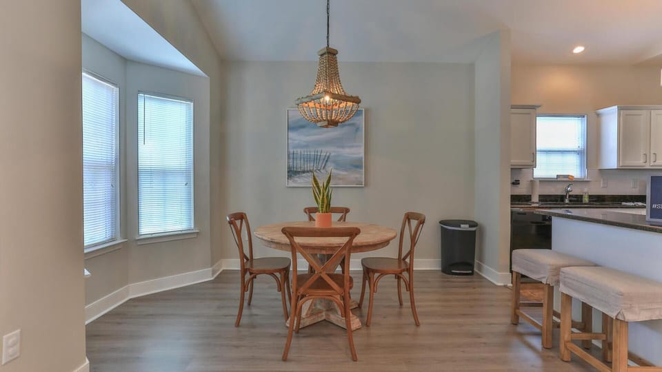 House, 1 King Bed with Sofa bed (Elsie's Cove) | Dining