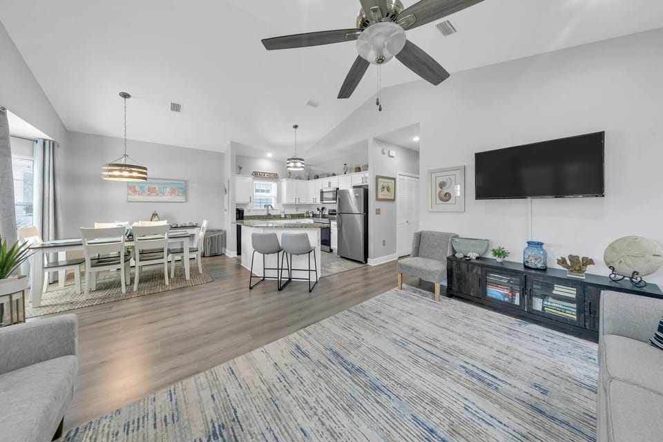 House, Multiple Beds (Shore Beats Work) | Living area