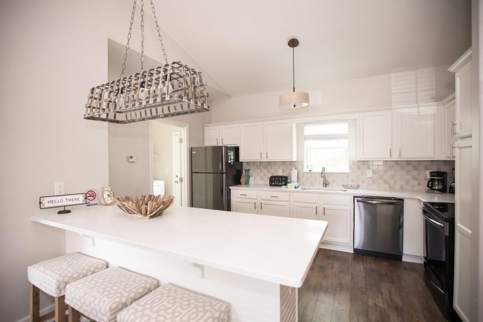 House, Multiple Beds (Sunset Shenanigans) | Private kitchen | Oven, toaster