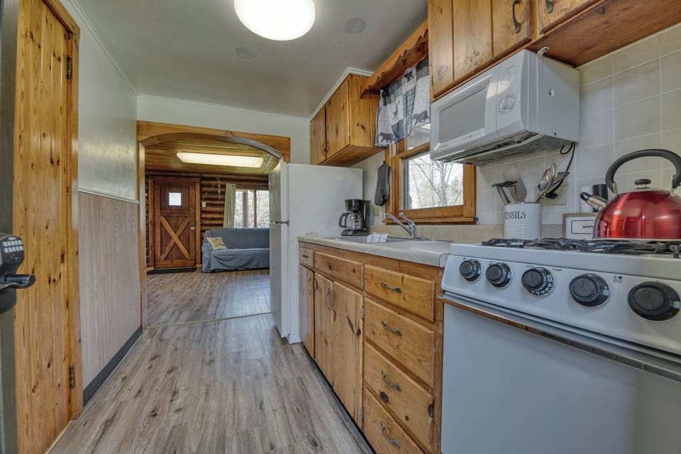 Full-size fridge, microwave, oven, toaster