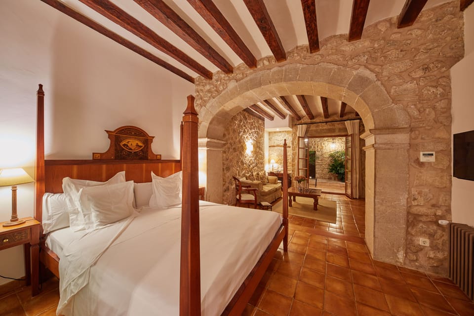 Luxury Suite, 1 King Bed, Hot Tub | 1 bedroom, premium bedding, memory foam beds, minibar