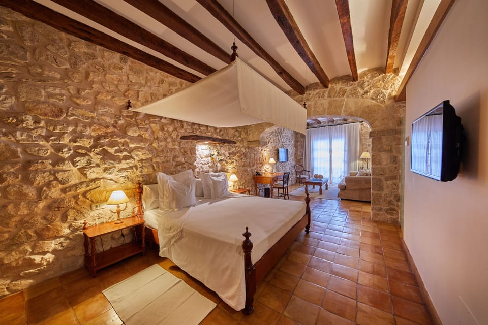 Luxury Suite, 1 King Bed, Hot Tub | 1 bedroom, premium bedding, memory foam beds, minibar