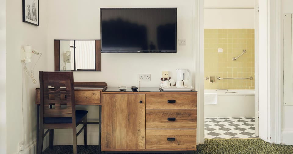 Family Room | Desk, free WiFi, bed sheets