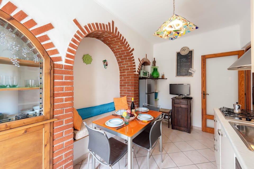 Family Apartment, Multiple Bedrooms (Kimera Del Parasio) | Dining room