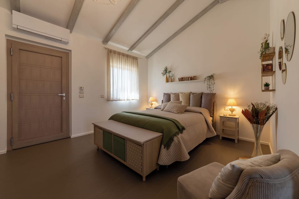 Luxury Room, Garden View | Desk, soundproofing, free WiFi