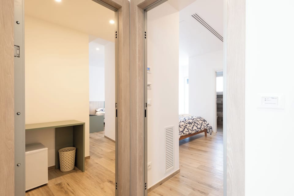 Classic Triple Room | Desk, soundproofing, iron/ironing board, free WiFi