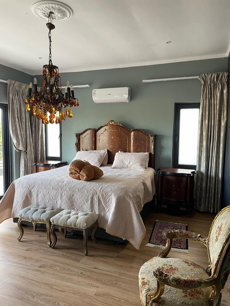Classic Double or Twin Room, Mountain View | Iron/ironing board