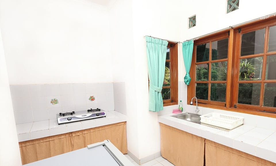 Full-size fridge, stovetop, cookware/dishes/utensils