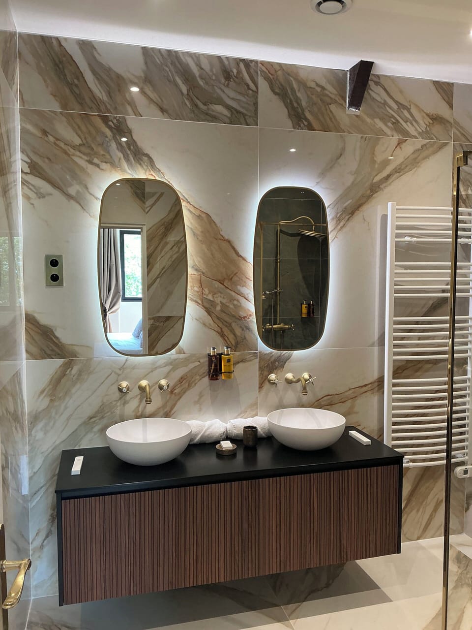 Deluxe Double Room | Bathroom | Hair dryer, slippers, towels