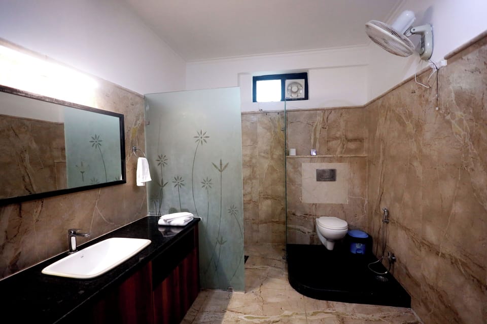 Suite | Bathroom | Free toiletries, towels, soap, shampoo