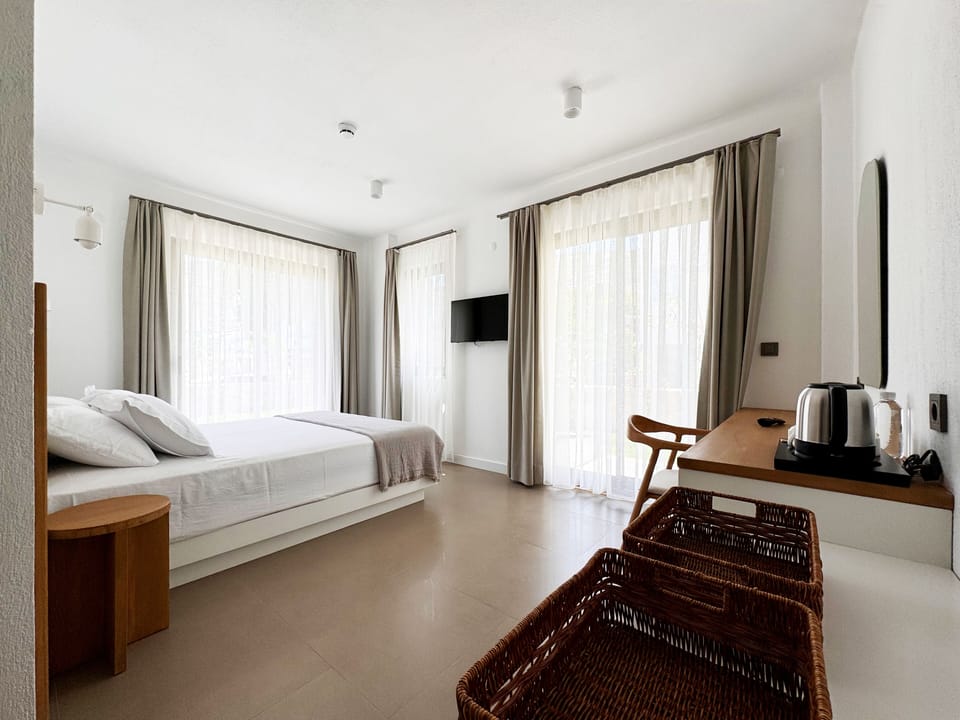 Comfort Room | Premium bedding, minibar, desk, laptop workspace