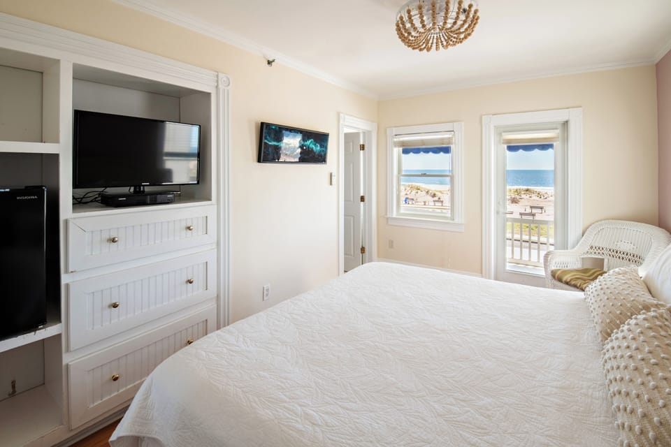 Luxury Room, 1 Bedroom, Oceanfront | Free WiFi, bed sheets