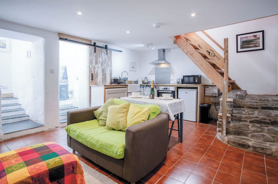 32-inch TV with cable channels, fireplace