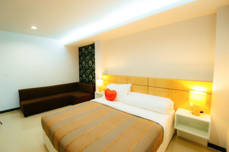 Executive Suite | Minibar, desk, blackout drapes, soundproofing