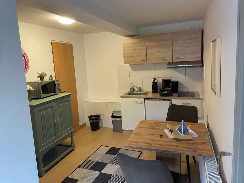 Comfort Studio, Patio, Garden View | Private kitchen | Microwave, electric kettle