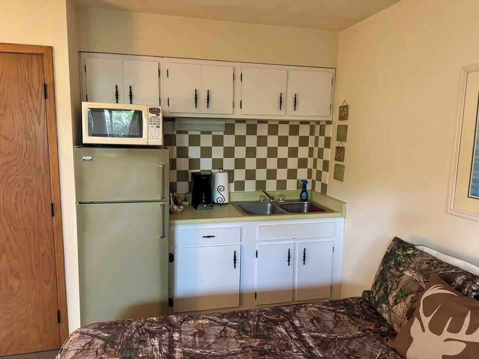 Room, 2 Double Beds, Non Smoking, Kitchenette | Free WiFi, bed sheets