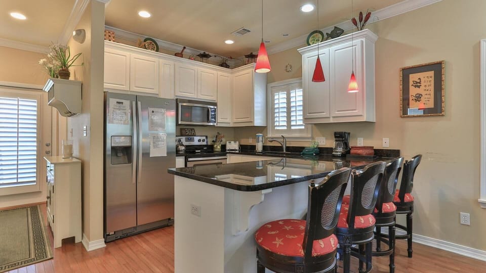 House, Multiple Beds (Joy Happens) | Private kitchen | Oven, toaster