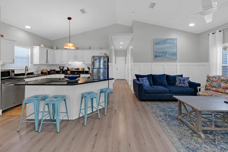 House, 1 King Bed with Sofa bed (A Sunshine Daydream) | Living area