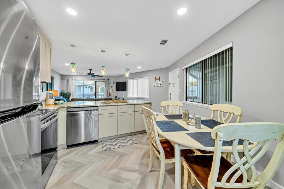 Condo, 1 King Bed with Sofa bed (Crystal Village II, unit 6B) | Dining