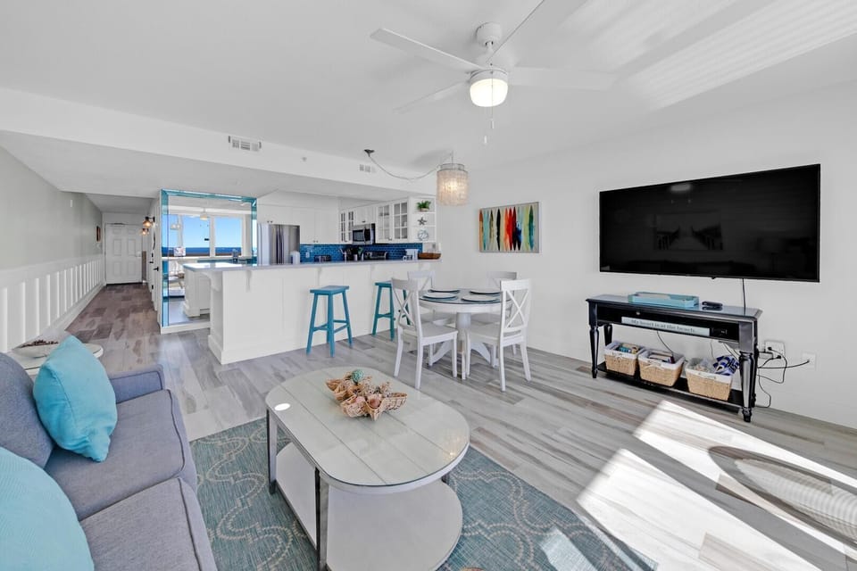 Condo, 1 King Bed with Sofa bed, Beach View (Pelican Beach 307) | Living area