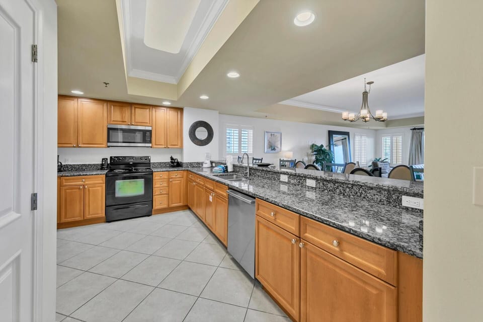 Condo, Multiple Beds (Harbor Landing 101B) | Private kitchen | Oven