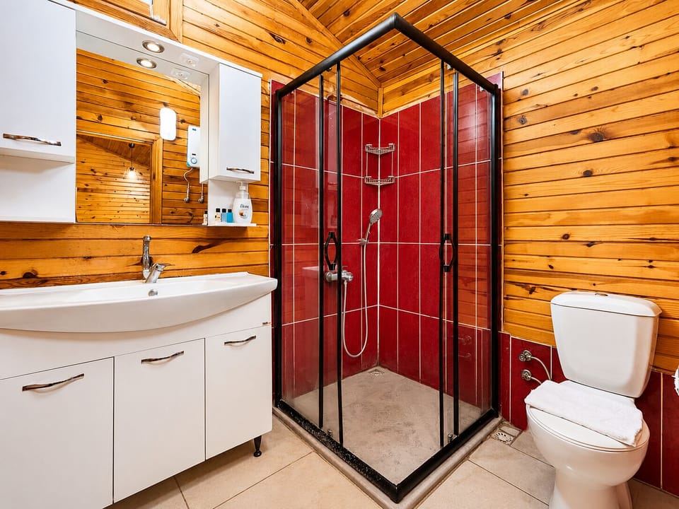 Family Bungalow | Bathroom | Shower, hair dryer, towels, soap