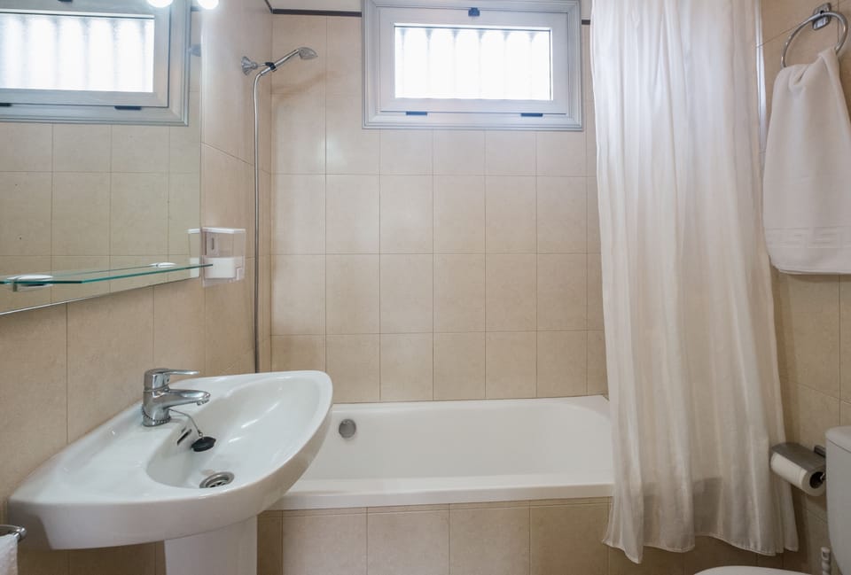 Combined shower/tub, free toiletries, toilet paper
