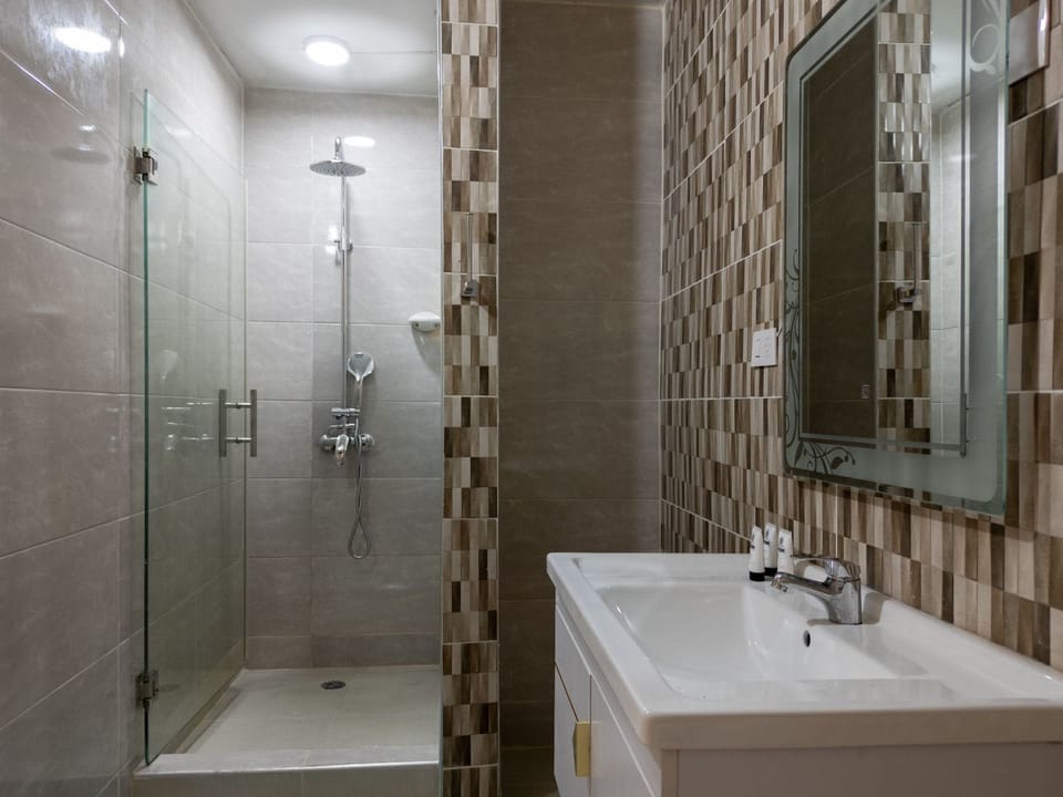 Comfort Quadruple Room, 2 Queen Beds | Bathroom | Shower, rainfall showerhead, free toiletries, hair dryer
