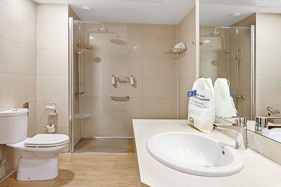 Superior Double Room | Bathroom | Bathtub, hair dryer, towels, soap