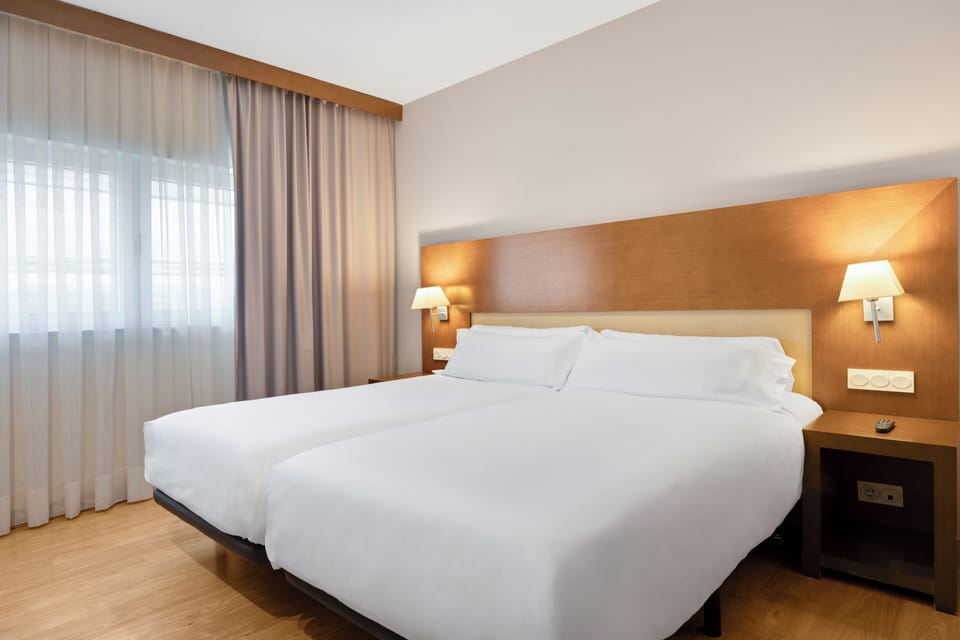Twin Room | In-room safe, desk, soundproofing, iron/ironing board