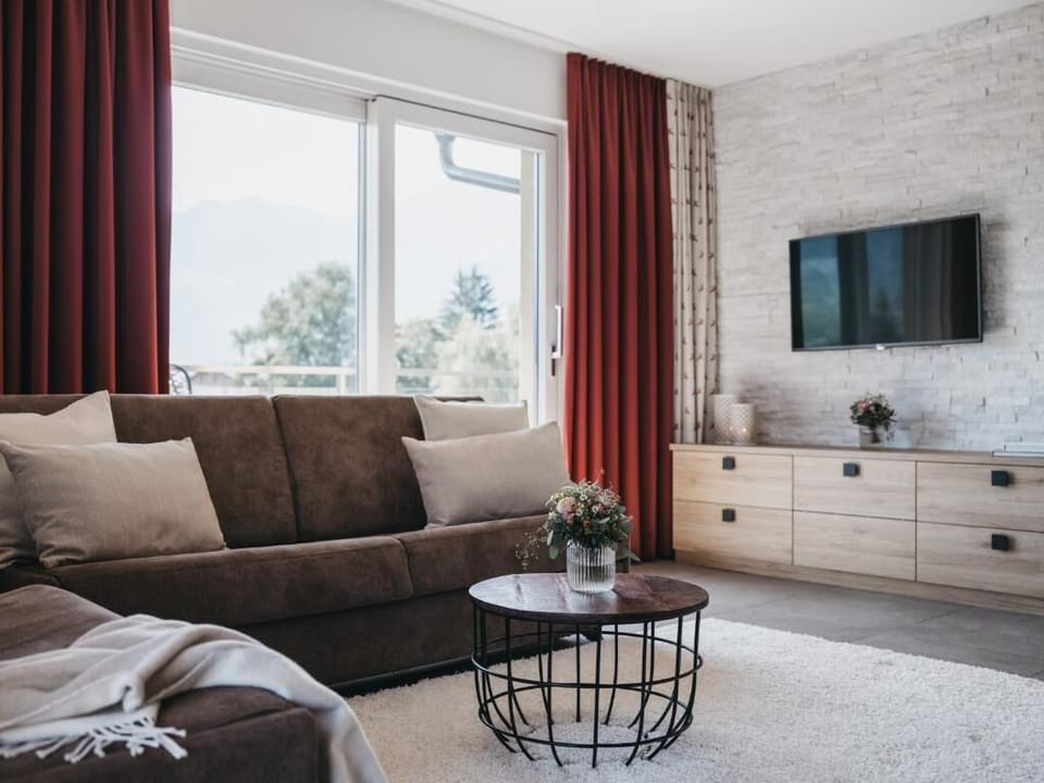 Penthouse | 2 Schlafzimmer | Living area | 24-inch flat-screen TV with digital channels