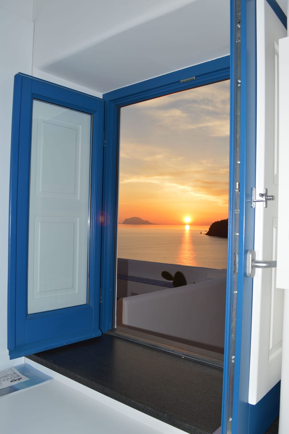 Deluxe Double Room, Balcony, Sea View | Minibar, in-room safe, desk, free WiFi
