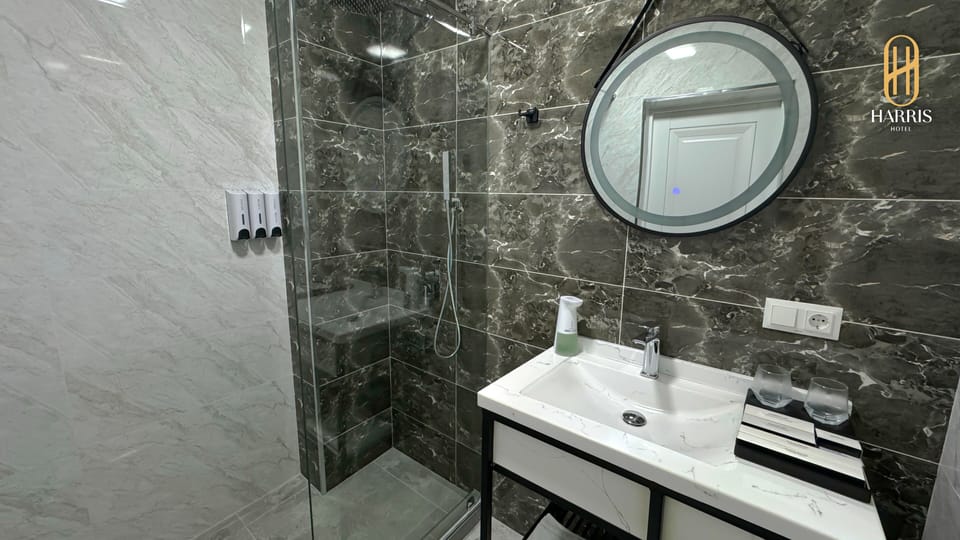 Luxury Suite | Desk, laptop workspace, soundproofing, WiFi (free)