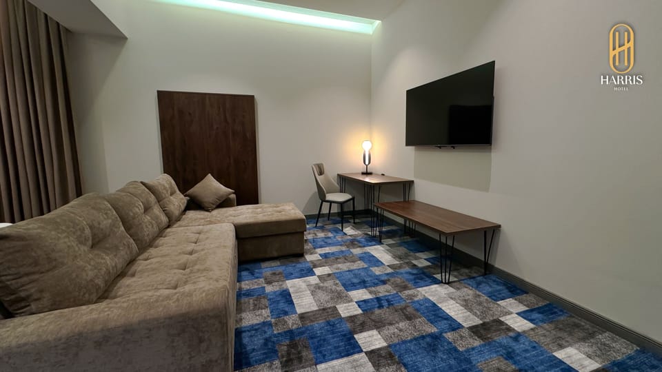 Luxury Suite | Desk, laptop workspace, soundproofing, WiFi (free)