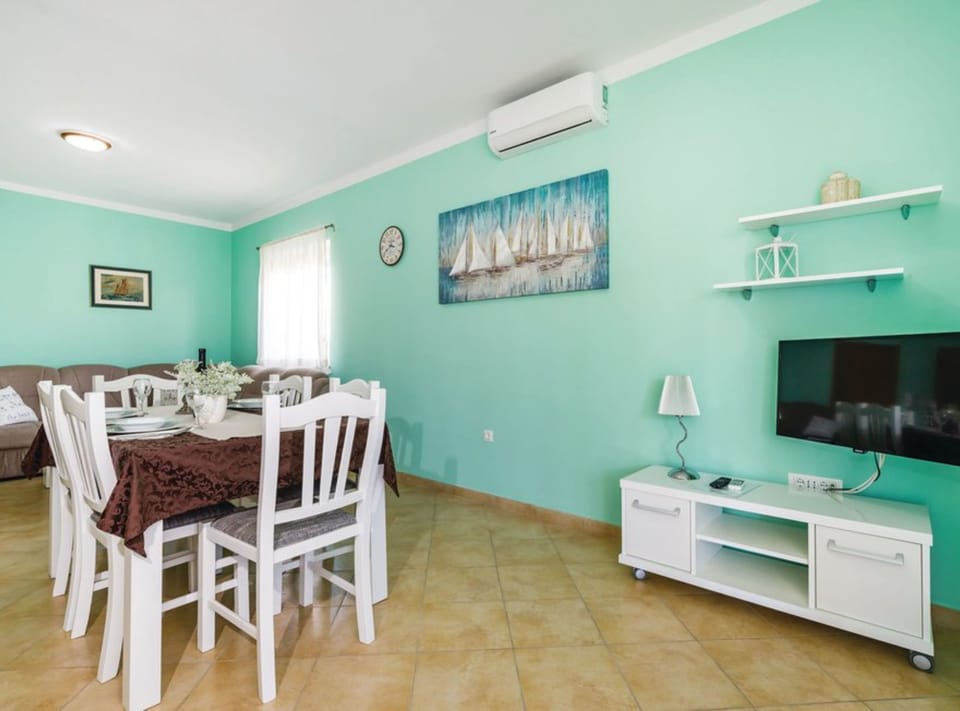 House (Six Bedroom Holiday Home with Pool) | Dining room